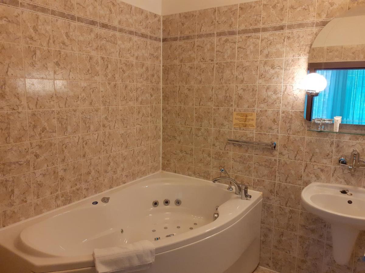 Hotel Uno Ústí nad Orlicí エクステリア 写真